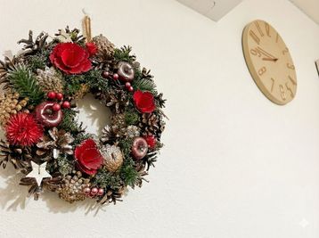 まるで自宅のようにくつろげる、あたたかいクリスマス空間です！ - レンタルスペース　MARO船橋の室内の写真