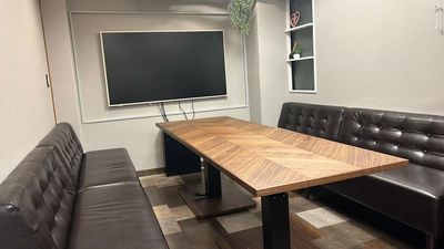 奥側はソファとテーブル、60インチ大型TV（HDMIケーブル有）、Blu-ray/DVDプレイヤー、ボードゲーム等のご用意がございます。 - レンタルスペース「arium」 秋葉原駅徒歩7分、広々キッチン！【レンタルスペース arium】の室内の写真