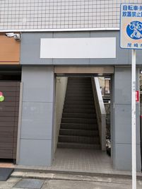 保育園さんの隣の階段から2階へ - NOOK SPACE 多目的スペースの入口の写真