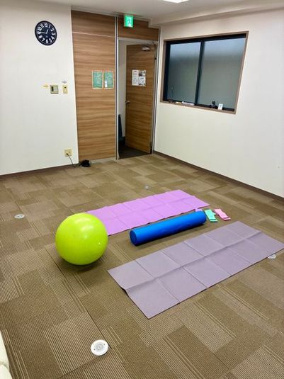 ヨガ、ストレッチ、くつろぎスペース - Tune Up ジム