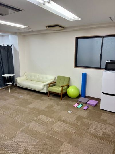 ヨガ、ストレッチ、くつろぎスペース - Tune Up ジム