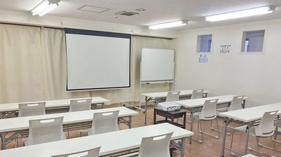 少人数の会議や打ち合わせ、面接会場等にちょうどよい広さとなっております。 - 高崎白銀ビル貸し会議室 第四会議室【3名掛け最大24席】の室内の写真
