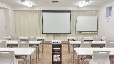 第四会議室 3名掛け最大24席 |Wi-Fi|プロジェクター|ホワイトボード|演台|無料【高崎駅徒歩7分 販売利用OK】 - 高崎白銀ビル貸し会議室