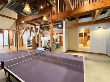 折り畳みの卓球台を広げれば卓球台になります - RELAYA市原の室内の写真