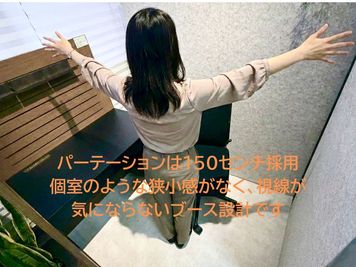 書斎のような広さをご体験ください - BE-CON六甲本店 【阪急六甲1分】勉強できる場所。大人のプレミアム自習室｜半個室の室内の写真