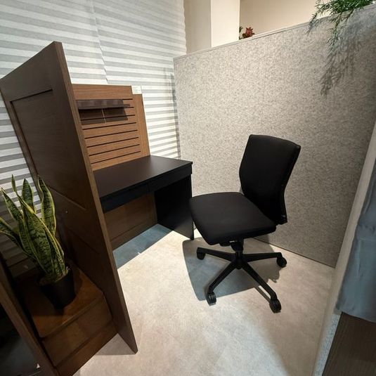 ゆったりとした空間にブランドデスクチェアを配備✨ - BE-CON六甲本店 【阪急六甲1分】勉強できる場所。大人のプレミアム自習室｜半個室の室内の写真