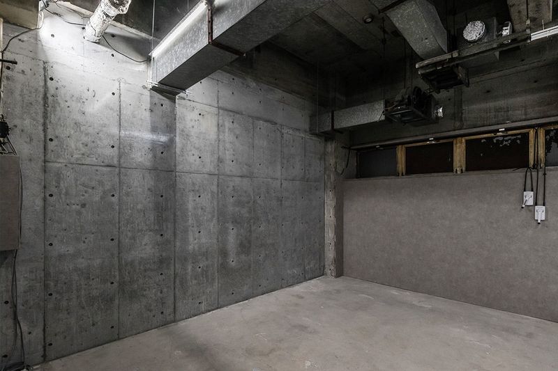 激安駅チカ機材無料白ホリ＆コンクリ壁4m天井高スモーク＆クロマキ - アーティストフォトスタジオ
