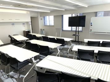 【NEW OPEN!】セミナー・研修に最適!モニター・司会台・ホワイトボード付き/~18名 Room A - VORT SPACE 茅場町
