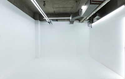アーティストフォトスタジオ 格安白ホリ撮影スタジオ機材無料の室内の写真