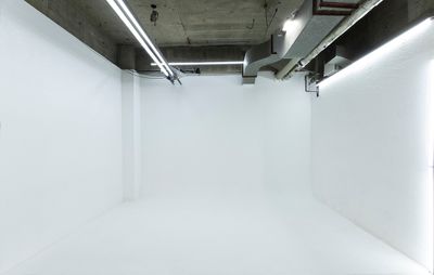 アーティストフォトスタジオ 激安駅チカ機材無料白ホリ＆コンクリ壁4m天井高スモーク＆クロマキの室内の写真