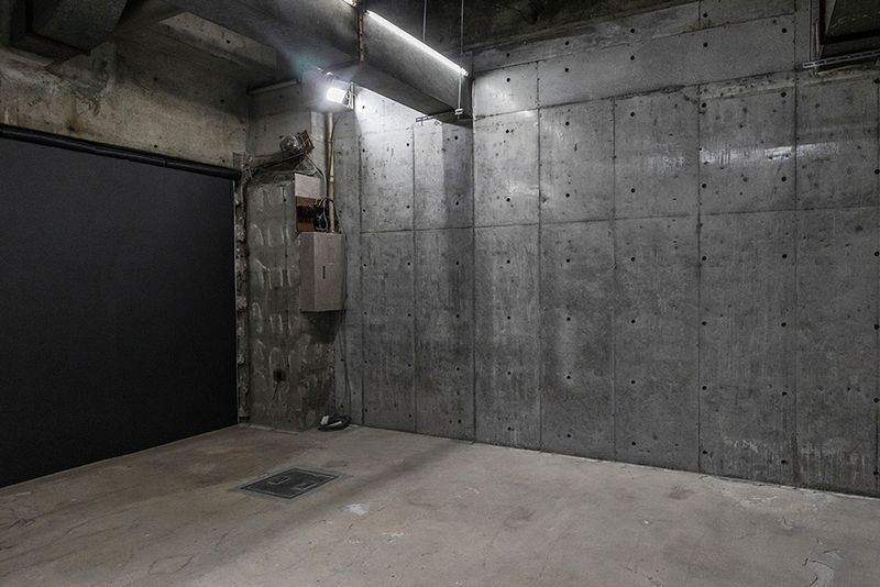激安駅チカ機材無料白ホリ＆コンクリ壁4m天井高スモーク＆クロマキ - アーティストフォトスタジオ