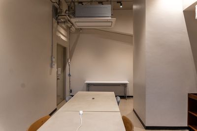 椅子が6脚、テーブルが3つ、ホワイトボードが備え付けでございます。晴れているには柔らかい自然光が差し込みます。 - BOIL 会議室 【会議室】２時間から利用可能／高津駅徒歩3分！／完全個室の室内の写真