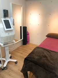 折り畳みベットのため、スペースをトレーニング•ヨガ•姿勢指導にもオススメ - 美容整体サロン　The　Care 美容整体サロンThe Care＼セラピスト応援キャンペーン実施／の室内の写真