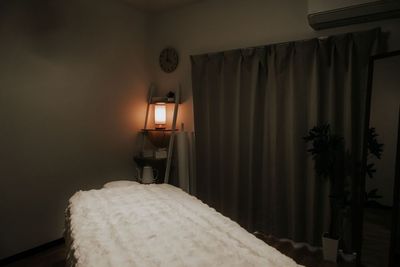 電気を消すと落ち着いた雰囲気を演出できます - レンタルサロンエアリ レンタルサロンエアリ　阪急豊中店の室内の写真