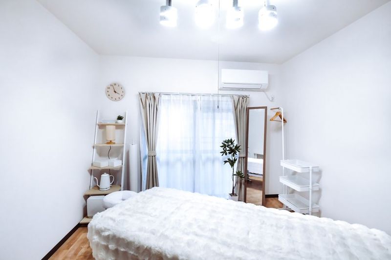 【施術ルーム】女性でも片手でラクラク高さ調節可能な施術ベッドがある施術ルームです。 - レンタルサロンエアリ レンタルサロンエアリ　阪急豊中店の室内の写真