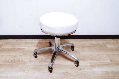 【スツール】
高さ調節が可能です。また、厚めのクッションで長時間の施術にも最適です。 - レンタルサロンエアリ レンタルサロンエアリ　阪急豊中店の設備の写真