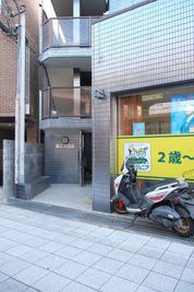 ECC ジュニアの隣にエントランスがございます - レンタルサロンエアリ レンタルサロンエアリ　阪急豊中店の外観の写真