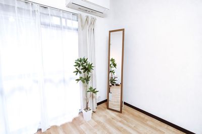 【全身鏡】
お客さまがお帰りの際、身なりのチェックにご利用ください - レンタルサロンエアリ レンタルサロンエアリ　阪急豊中店の設備の写真