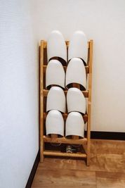 【スリッパ】
4足あります。
高級感ある素材でお客さま用にもピッタリです。

カラー：ホワイト×4 - レンタルサロンエアリ レンタルサロンエアリ　阪急豊中店の設備の写真