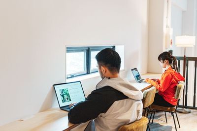 コンセント完備のカウンター席は6名座れます。 - HAKONATURE BASE（ハコネイチャーベース） 自然に囲まれたコワーキングスペースの室内の写真