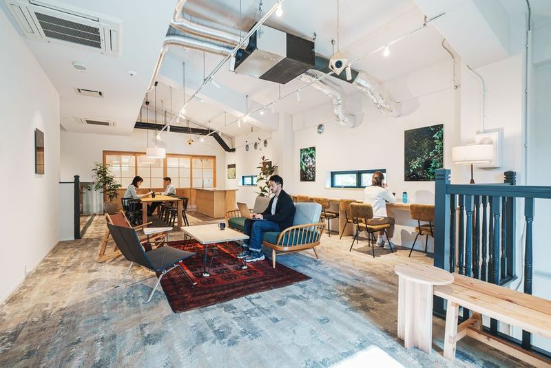 木の温もりあふれる落ち着いた空間で、集中して作業できます。 - HAKONATURE BASE（ハコネイチャーベース） 自然に囲まれたコワーキングスペースの室内の写真