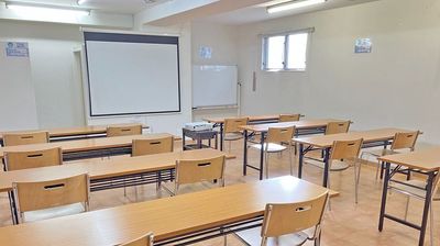 スクリーン・ホワイトボードも無料貸し出し致します。 - 高崎白銀ビル貸し会議室 第三会議室【3名掛け最大24席】の室内の写真