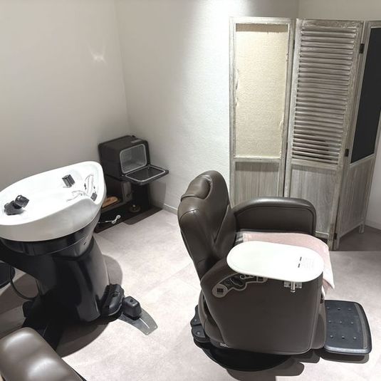 フルフラットになるセット椅子とシャンプーブース。 - Rapport ヘア、アイ、フェイシャル施術可能な個室の室内の写真