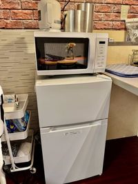 冷蔵庫、電気ポッド、電子レンジ - 🌸矢場町＆栄パーティ向けレンタルスペース🌸 広いキッチン付きレンタルスペース THE ROOM矢場町＆栄02の設備の写真