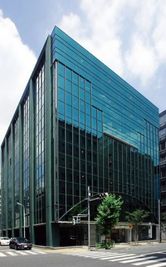 八丁堀サンケイビルの外観 - CocoDesk [EM-21] 八丁堀サンケイビル　1Fエントランス　２１番ブース CocoDesk [EM-21] の外観の写真