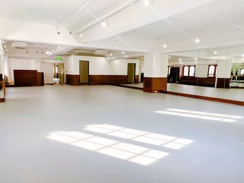 Studio A - The DANCE HUB Yokohama 馬車道エリア｜42㎡多目的サブスタジオ｜プロ仕様TFリューム床の室内の写真