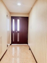 Hallway(施設内廊下) & Studio B Entrance(Bスタジオ入り口) - The DANCE HUB Yokohama 馬車道エリア｜42㎡多目的サブスタジオ｜プロ仕様TFリューム床の入口の写真