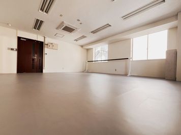Studio B
Bluetooth Speaker, New Air Conditioner(新品エアコン搭載), Ballet Barre(バレエバー)  - The DANCE HUB Yokohama 馬車道エリア｜42㎡多目的サブスタジオ｜プロ仕様TFリューム床の室内の写真