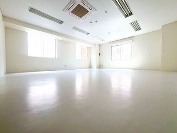小規模レッスンや個人練習、講座、セミナー、撮影まで。丁寧に向き合う時間を叶える白基調の多目的サブスタジオ。English OK - The DANCE HUB Yokohama
