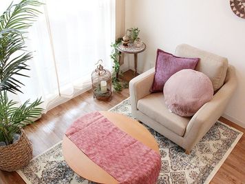 モニター前にはソファもあって、ゆったり映画鑑賞も可能 - R-BASE高田馬場 レンタルスペースの室内の写真