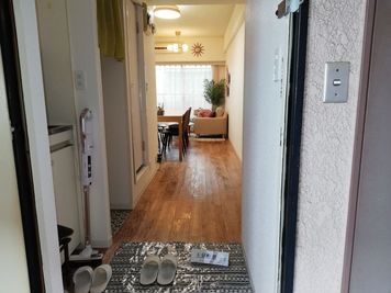 ドアを開けると明るい空間が - R-BASE高田馬場 レンタルスペースの入口の写真