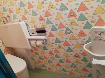 ベビーシート・オムツ替えシート付のトイレがあります。 - コワーキングスペースツナグ キッズスペースの設備の写真