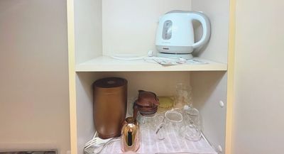 食器類・電気ケトル
 - レンタルサロン南森町 【南森町駅徒歩5分】広くて個室の好立地なレンタルサロンの設備の写真