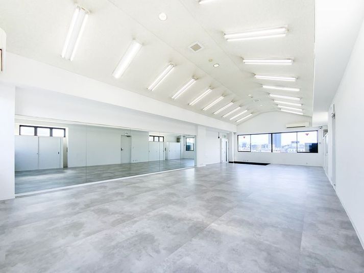 壁面ワイドミラー
（W7100×H1800） - STUDIO７の室内の写真