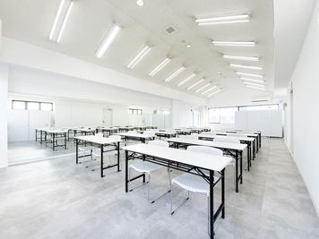 ・スタッキングテーブル12卓
（W1500×D450）
・スタッキングチェア26脚
・ホワイトボード1台
（W1800×H900） - STUDIO７の室内の写真