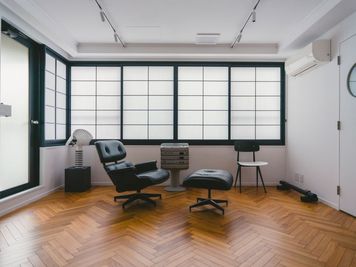 無垢材のヘリンボーンを贅沢に使用したスペースの窓には墨で塗装した黒色が特徴的な障子を完備。黒くする事で様々な年代、国の家具と調和を図っています。 - Atelier Mass. Studio & Galleryの室内の写真