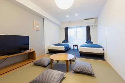 シングルベッド2台、テーブル、テレビご利用いただけます - HOTEL ECCLESIA 二条駅すぐのホテル♫リモートワークやママ会等に最適の室内の写真