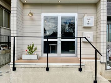 外観入り口 - field ⭐︎セット面4席⭐︎シャンプー台2台⭐︎築4年の美容室⭐︎の外観の写真