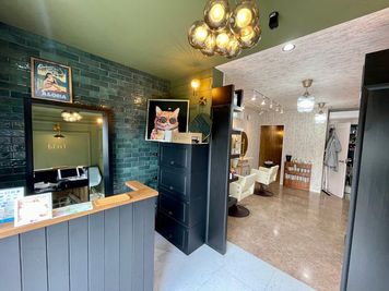 受け付け - field ⭐︎セット面4席⭐︎シャンプー台2台⭐︎築4年の美容室⭐︎の室内の写真