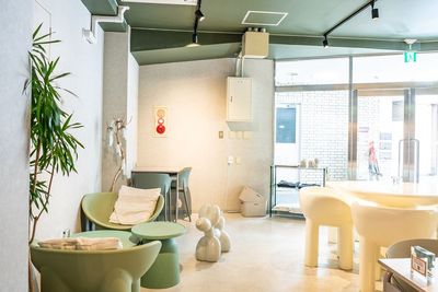 2人掛けテーブル×5セット、カウンター4席、ローテーブル 4席1セット、4人掛けテーブル×1セット - EmoLab Cafe キッチン付きカフェ・イベントスペースの室内の写真