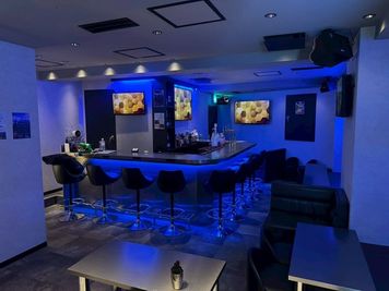 角から撮ったお店全体写真でムーディなライトアップver - Bar KOIME 恵比寿駅1分のカラオケバーのスペース活用の室内の写真