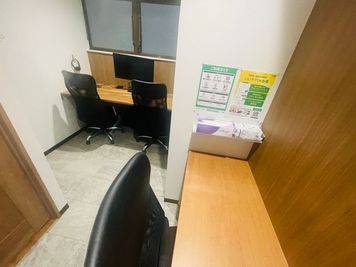 【西葛西駅から徒歩1分】モニター・フリードリンク付き3名個室(ブース10)※予約時間前は入室不可 - いいオフィス西葛西