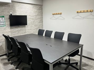 【西葛西駅から徒歩1分】モニター・フリードリンク付き8名会議室(Room C)※予約時間前は入室不可 - いいオフィス西葛西