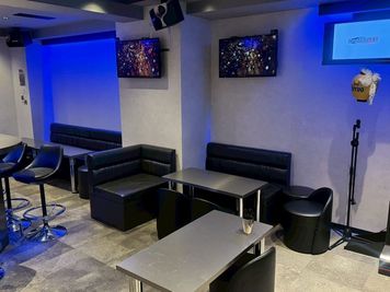 着席で30〜35名、立席で40名まで利用が可能です。 - Bar KOIME 恵比寿駅1分のカラオケバーのスペース活用の室内の写真