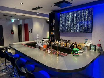 ライトは暗めにすることも明るめにすることもできます - Bar KOIME 恵比寿駅1分のカラオケバーのスペース活用の室内の写真