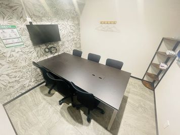 【西葛西駅から徒歩1分】モニター・フリードリンク付き6名会議室(Room D)※予約時間前は入室不可 - いいオフィス西葛西